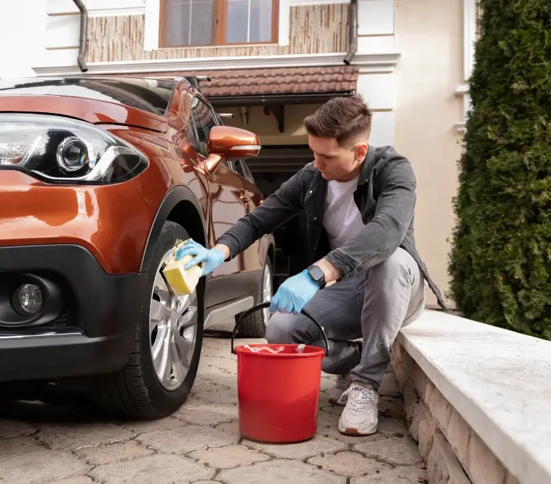 Lavage auto à domicile Galgon : professionnel intervenant sur un véhicule
